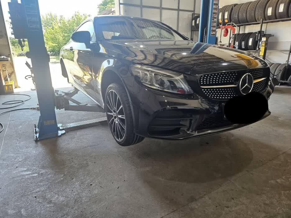 Zamena gume na automobilu u servisu
